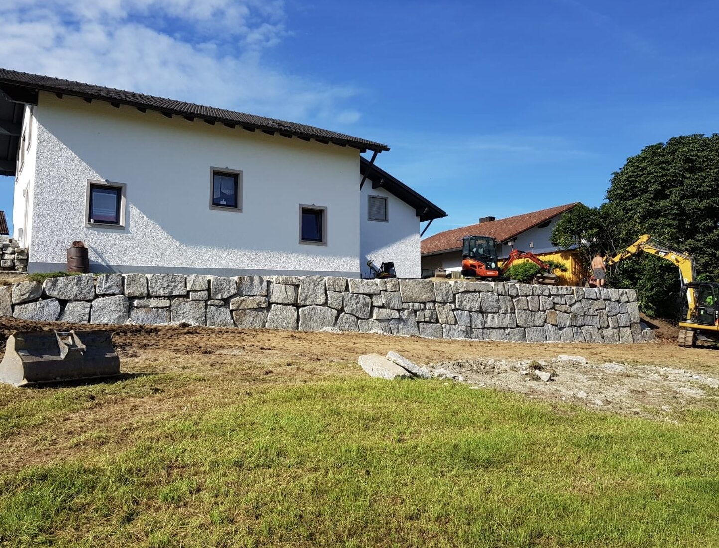 Stützwände, Natursteinverlegung und Granitmauern Fachgerechte Ausführung für dauerhaft stabile und präzise Außenanlagen