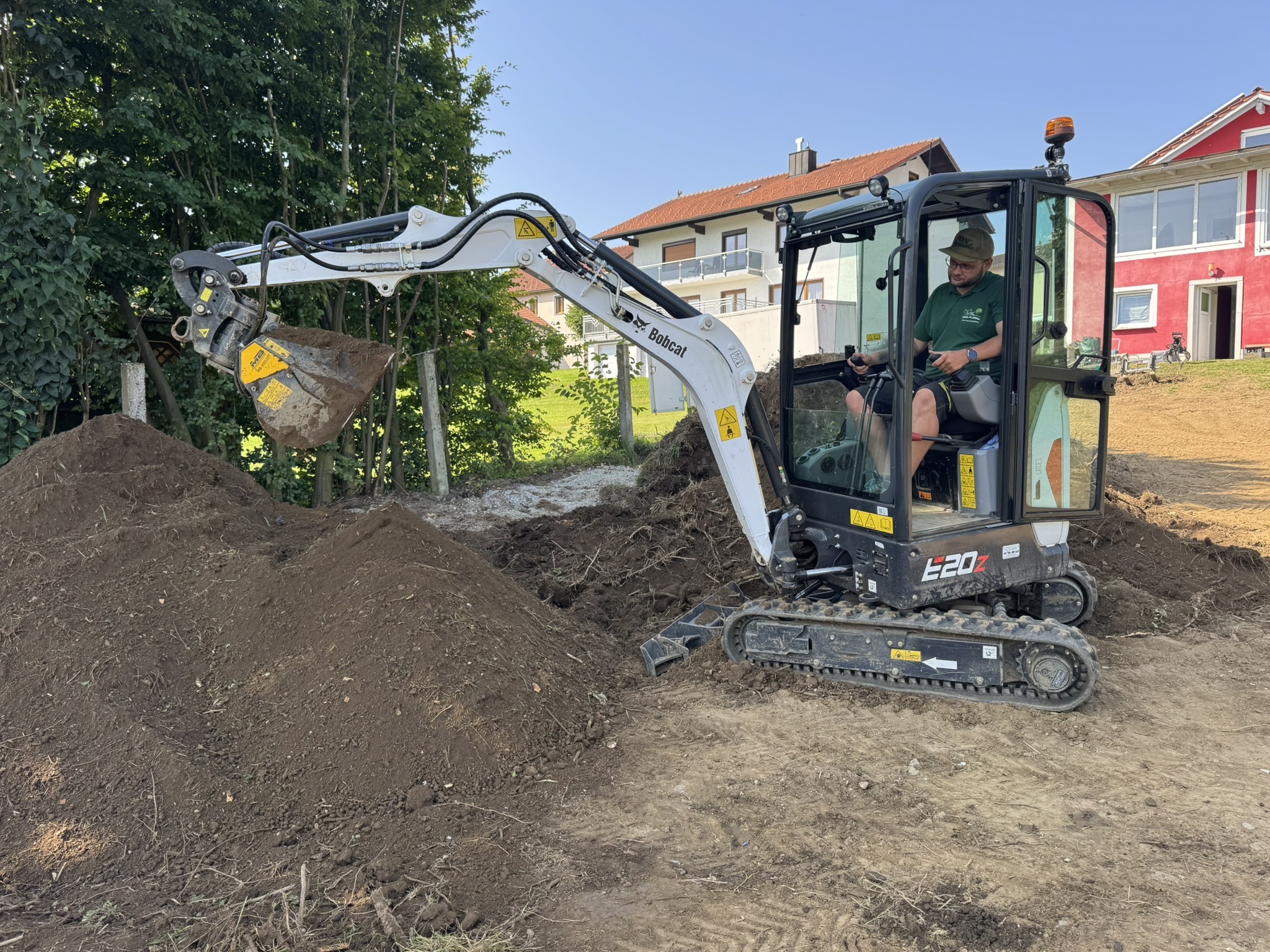 Erdarbeiten, Aufbereitung und Geländemodellierung Solide Grundlagen für funktionale und dauerhaft stabile Außenanlagen