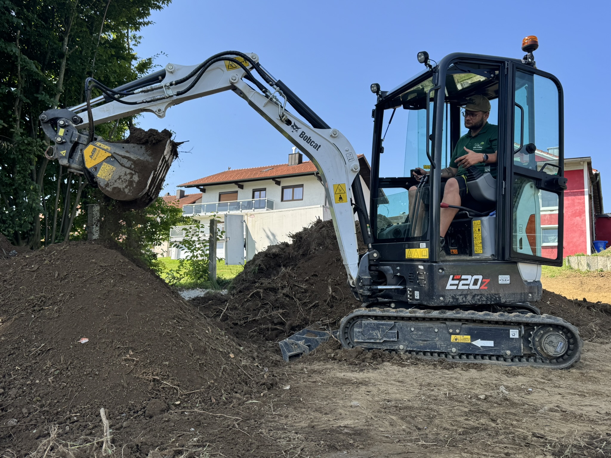 Erdarbeiten, Aufbereitung und Geländemodellierung Solide Grundlagen für funktionale und dauerhaft stabile Außenanlagen