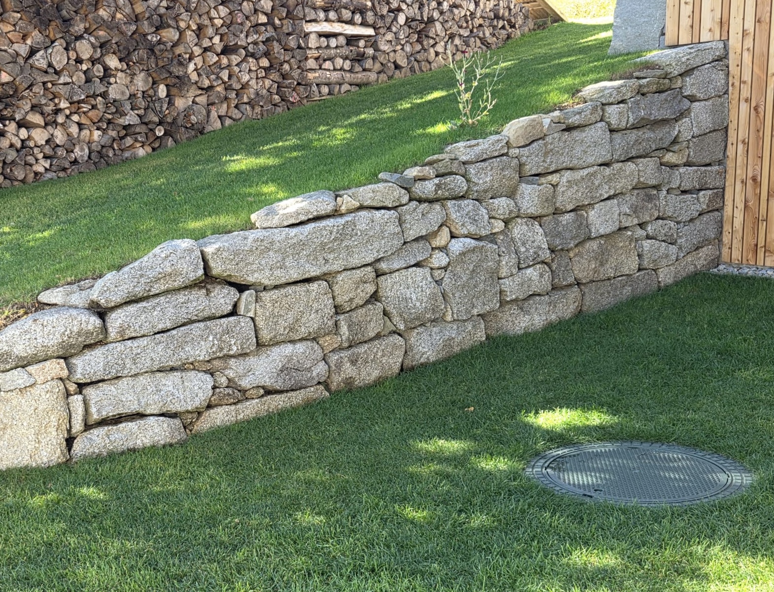 Stützwände, Natursteinverlegung und Granitmauern Fachgerechte Ausführung für dauerhaft stabile und präzise Außenanlagen