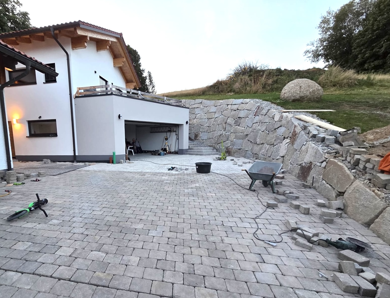 Stützwände, Natursteinverlegung und Granitmauern Fachgerechte Ausführung für dauerhaft stabile und präzise Außenanlagen